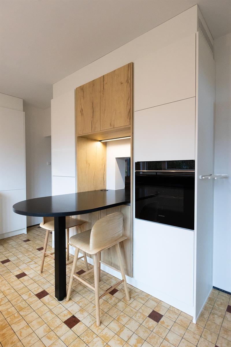 Cuisine fermée de style contemporain bois, noir et blanc à Ghlin | Raison Home - 3