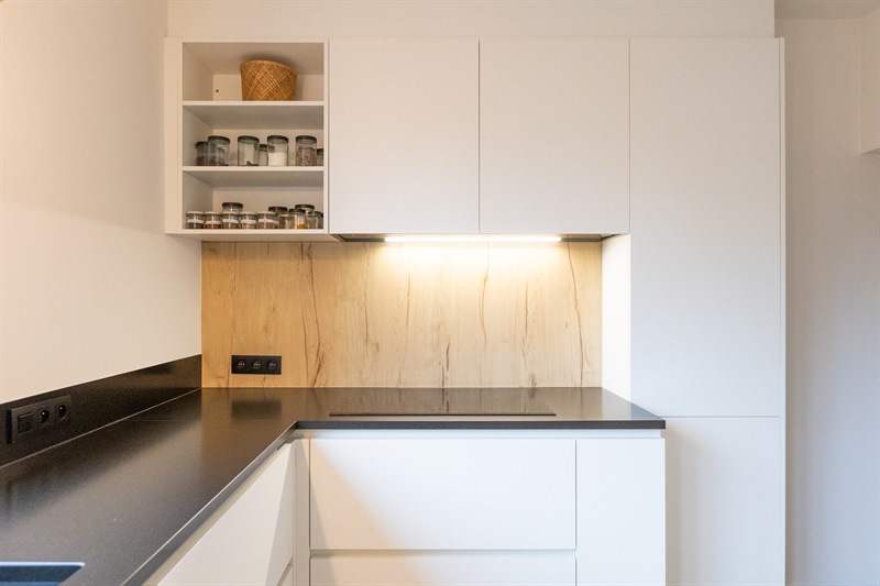 Cuisine fermée de style contemporain bois, noir et blanc à Ghlin | Raison Home - 4