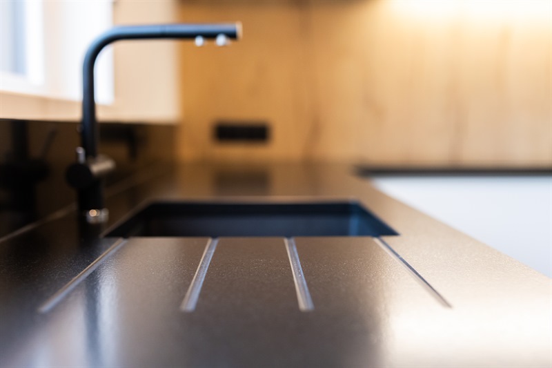Cuisine fermée de style contemporain bois, noir et blanc à Ghlin | Raison Home - 5