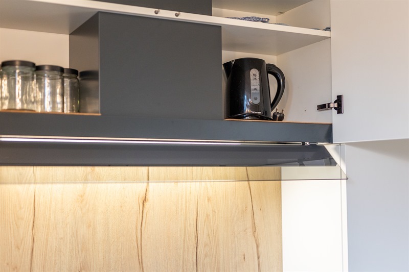 Cuisine fermée de style contemporain bois, noir et blanc à Ghlin | Raison Home - 6