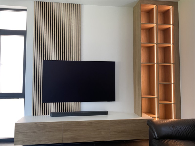 Meuble TV moderne avec espace déco illuminé à Havré 1