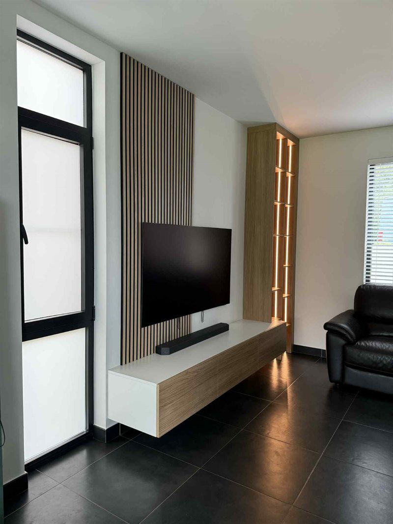 Meuble TV moderne avec espace déco illuminé à Havré 2