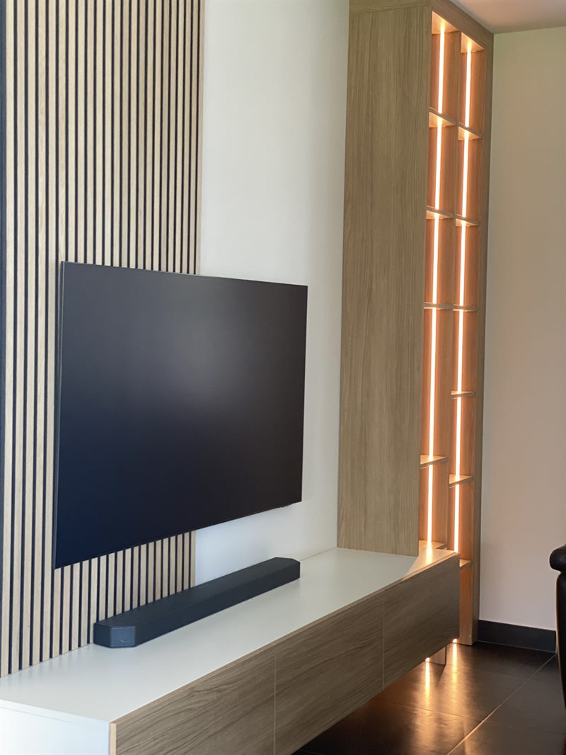 Meuble TV moderne avec espace déco illuminé à Havré 3