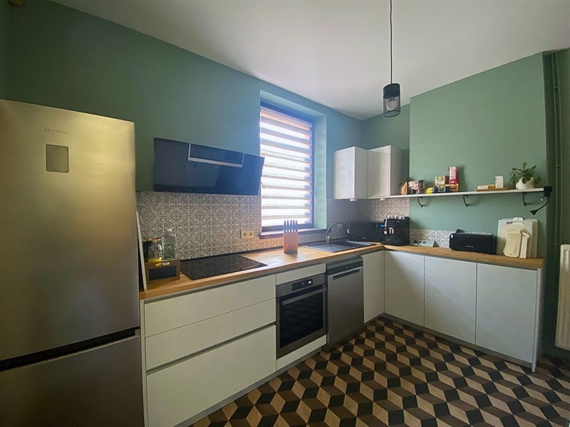 Cuisine contemporaine optimisée de couleur bois et blanc à Mons | Raison Home - 1