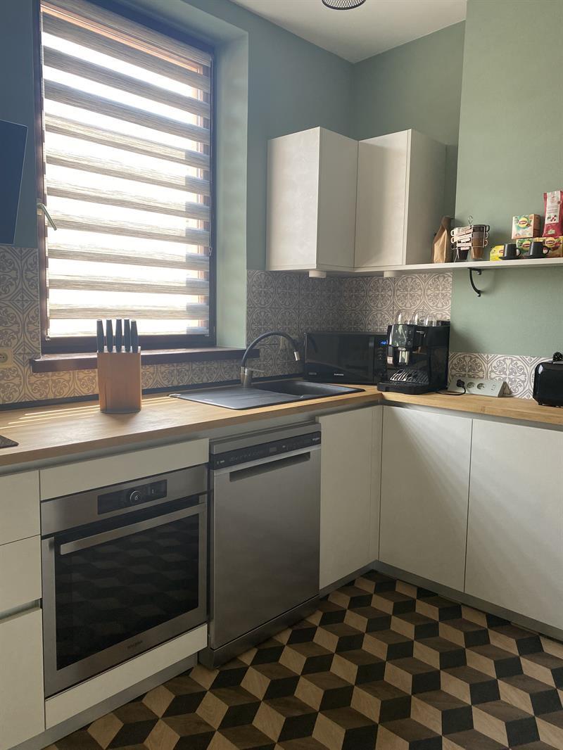 Cuisine contemporaine optimisée de couleur bois et blanc à Mons | Raison Home - 2