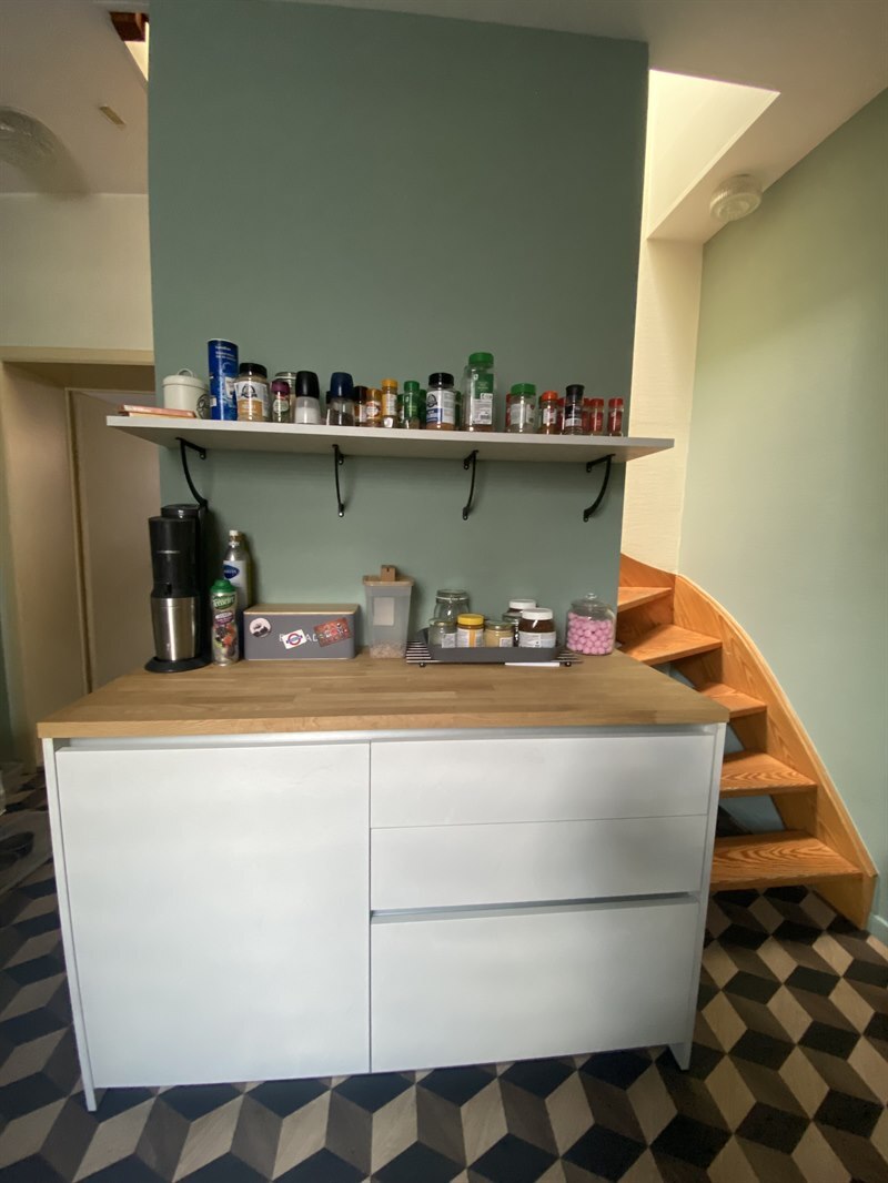 Cuisine contemporaine optimisée de couleur bois et blanc à Mons | Raison Home - 3