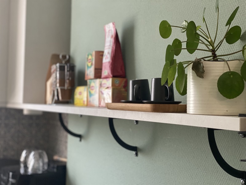 Cuisine contemporaine optimisée de couleur bois et blanc à Mons | Raison Home - 4