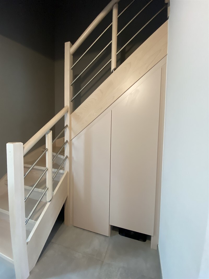 Aménagement d'entrée avec banquette et sous-escalier à Maulde 2