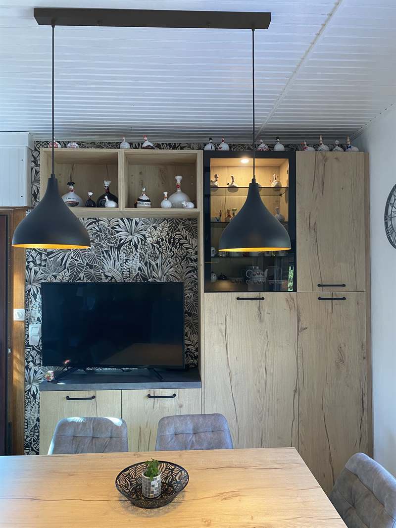Cuisine ouverte de style industriel bois et gris à Harveng 4