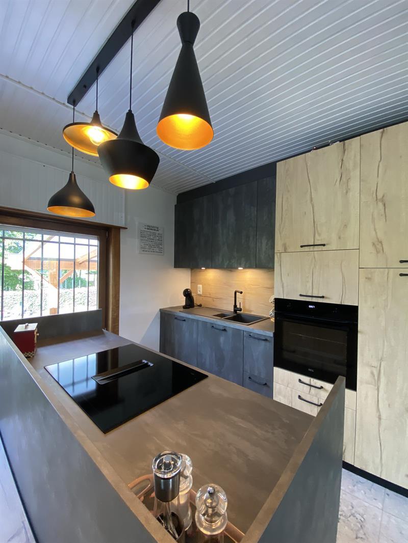 Cuisine ouverte de style industriel bois et gris à Harveng 7