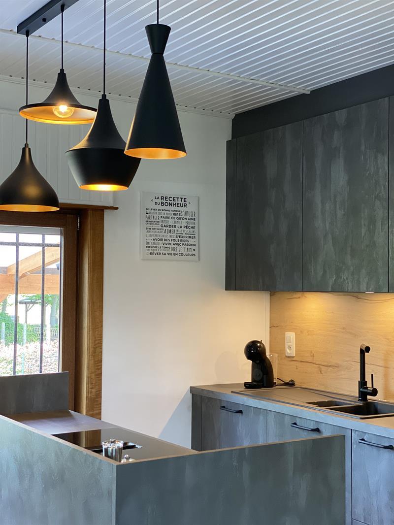 Cuisine ouverte de style industriel bois et gris à Harveng 8