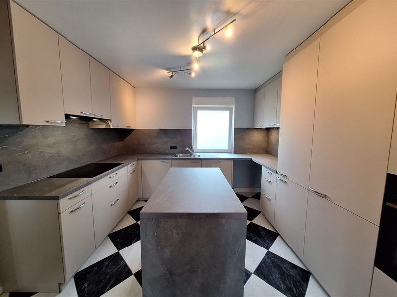 Cuisine fermée de style moderne beige à Freylange 1