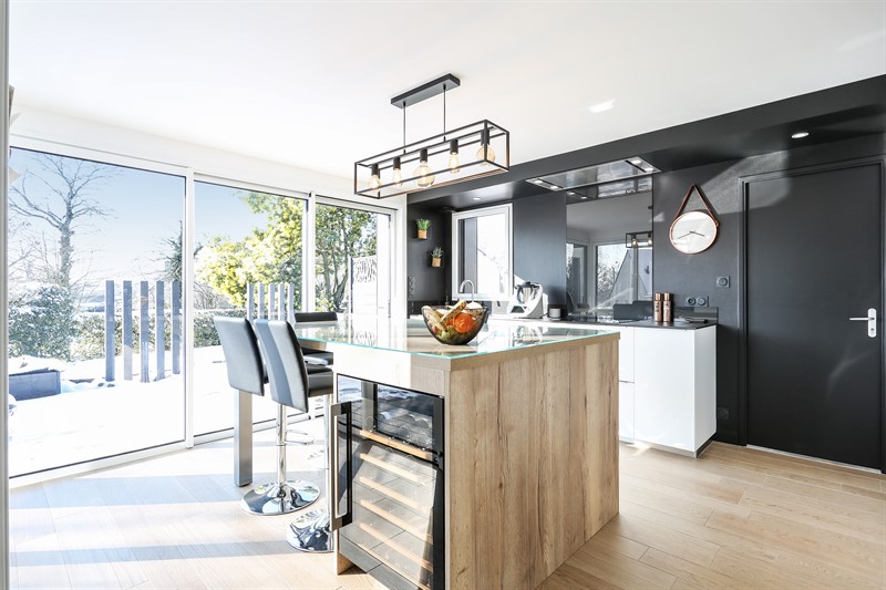 Cuisine ouverte de style moderne bois et blanc à Gévezé | Raison Home - 1