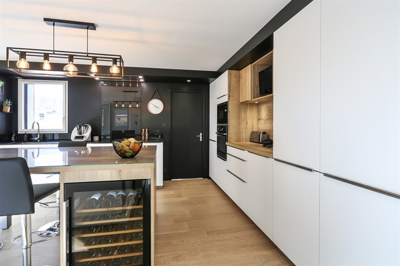 Cuisine ouverte de style moderne bois et blanc à Gévezé | Raison Home - 2