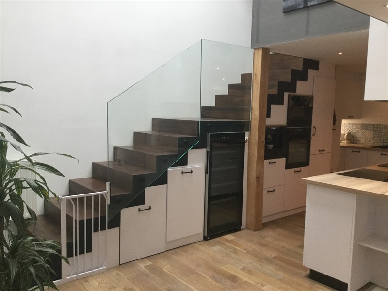 Cuisine ouverte sous escalier bois et blanc à Rennes 2