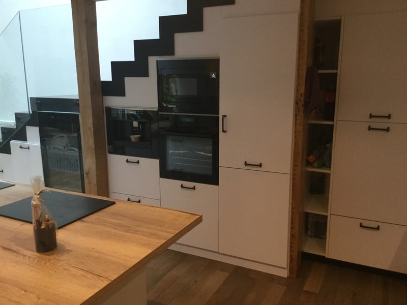 Cuisine ouverte sous escalier bois et blanc à Rennes | Raison Home - 6