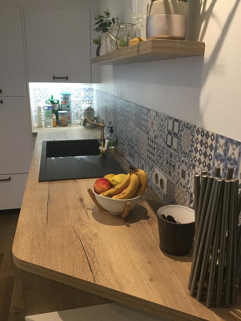 Cuisine ouverte sous escalier bois et blanc à Rennes | Raison Home - 7