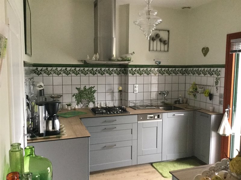 Cuisine fermée de style contemporain bois et gris à Noyal-Châtillon-sur-Seiche | Raison Home - 1