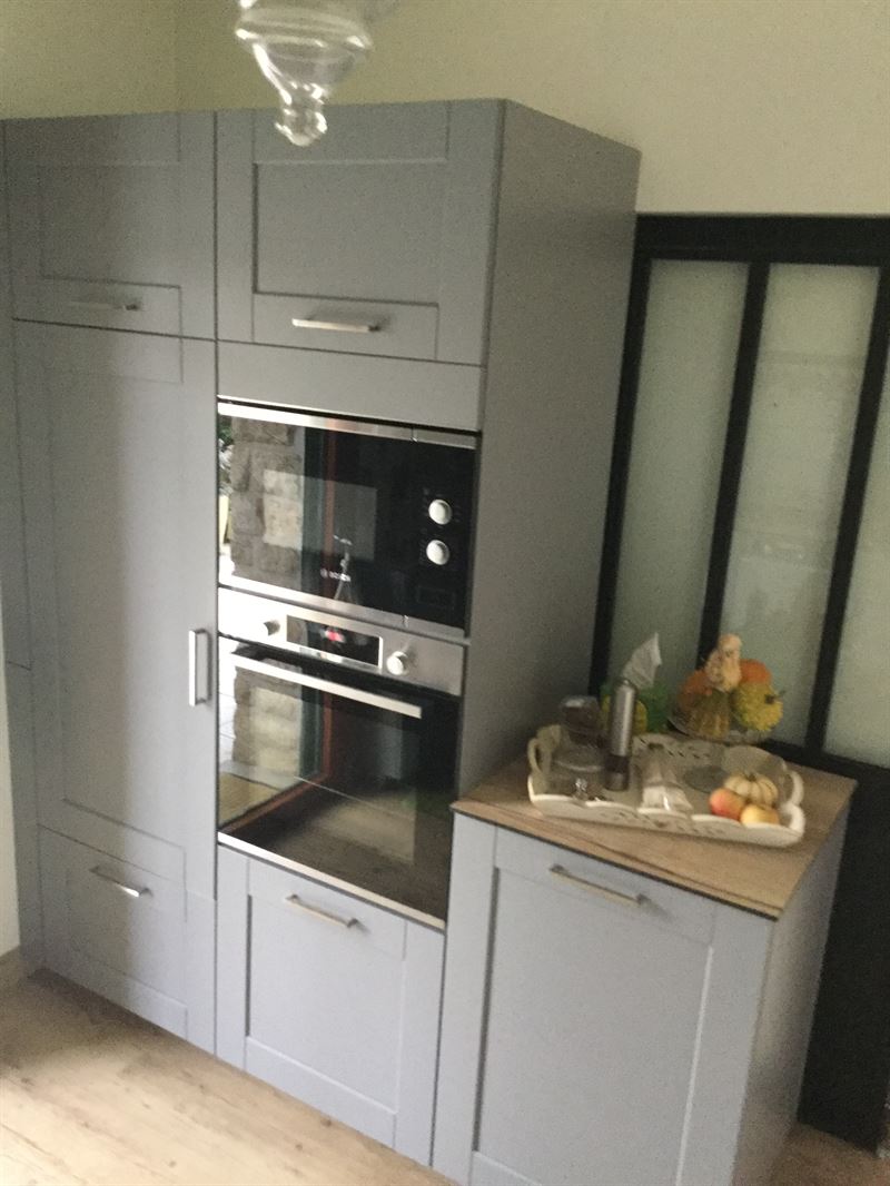 Cuisine fermée de style contemporain bois et gris à Noyal-Châtillon-sur-Seiche | Raison Home - 5