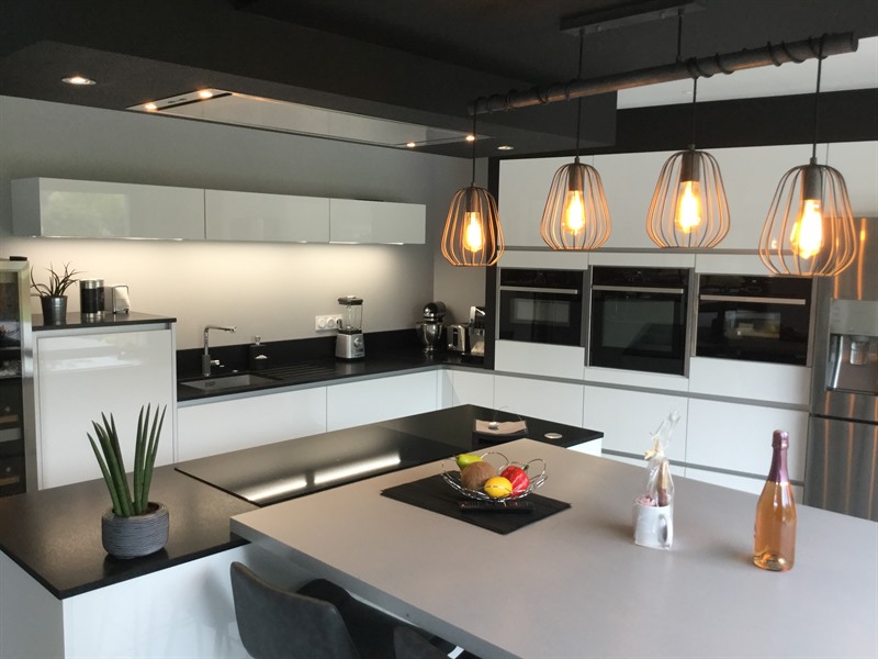 Cuisine ouverte de style contemporain noir et blanc à Geveze | Raison Home - 1