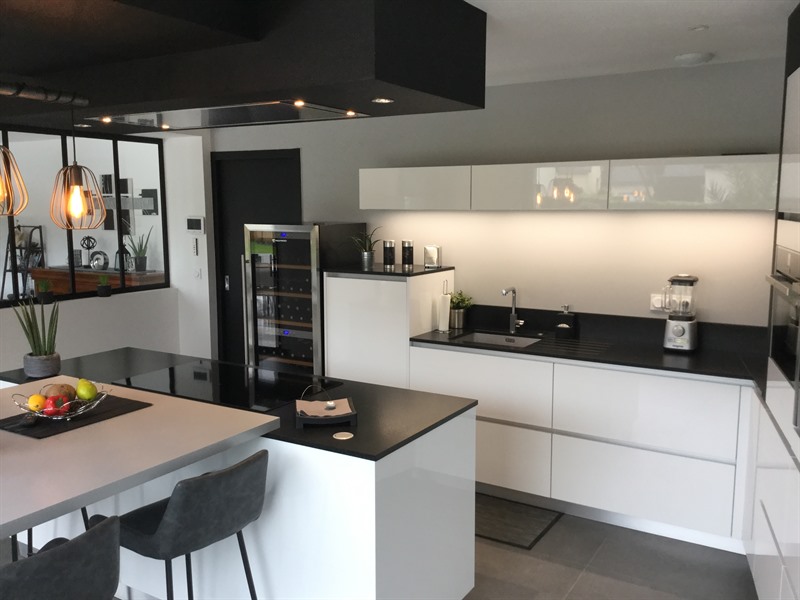 Cuisine ouverte de style contemporain noir et blanc à Geveze | Raison Home - 6