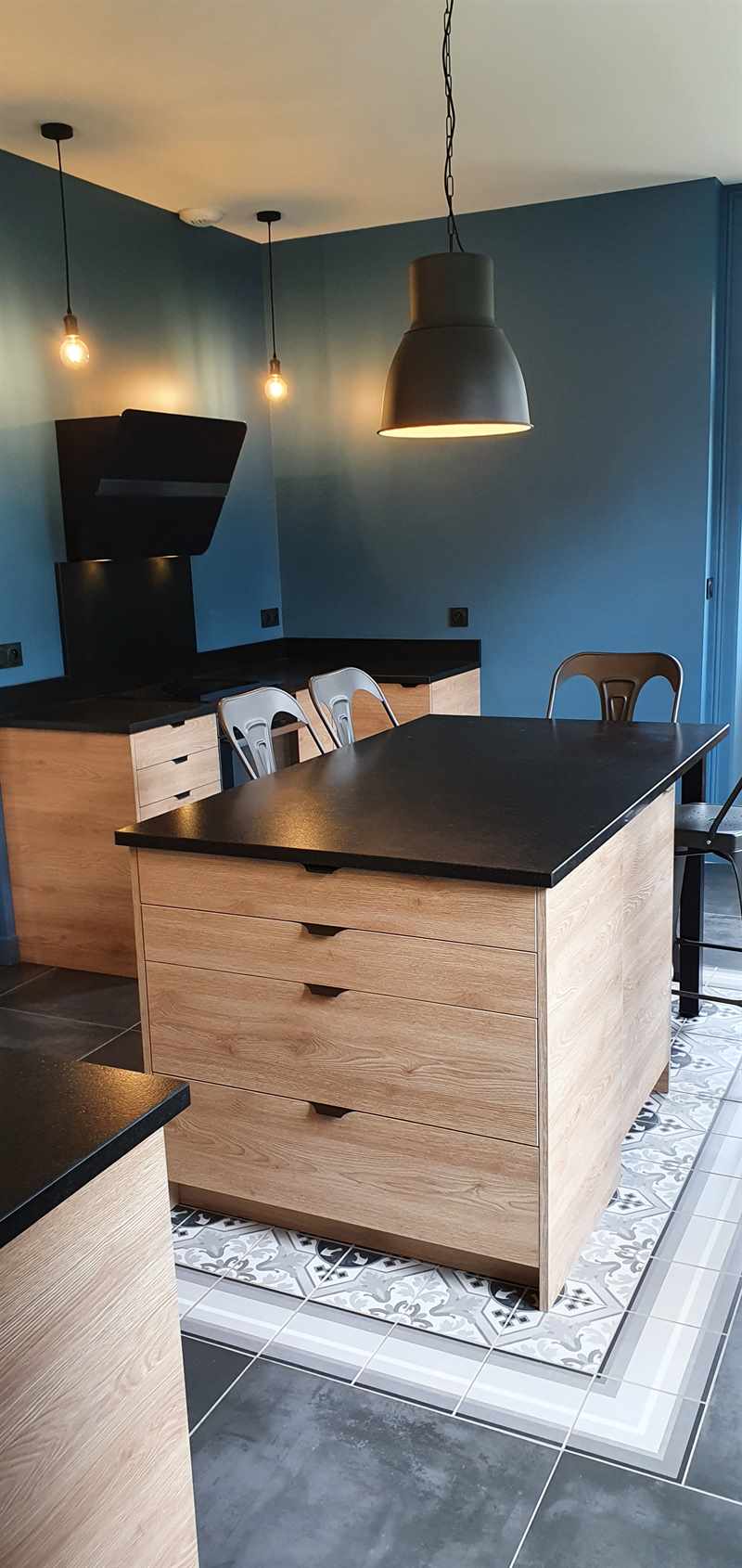 Cuisine fermée de style contemporain bois et noir à Dinan 3