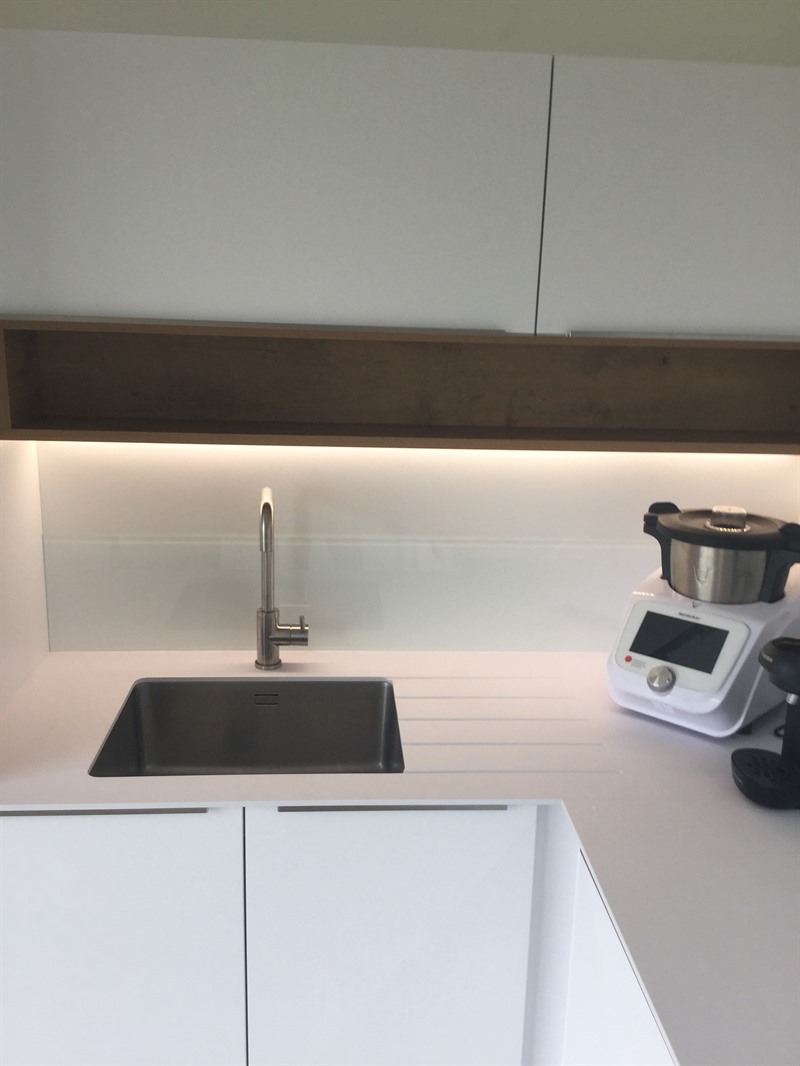 Cuisine ouverte de style contemporain bois et blanc à Domloup | Raison Home - 3