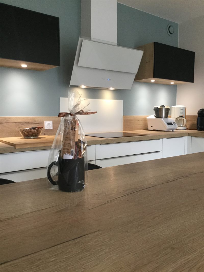 Cuisine de style contemporaine bois et blanc en L à Monterfil | Raison Home - 5