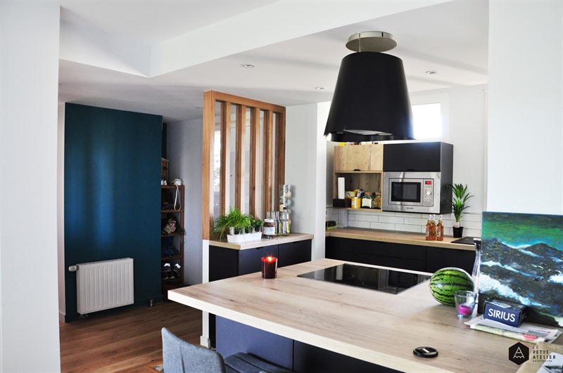 Cuisine de style contemporain bois et noir avec claustra à Rennes | Raison Home - 1
