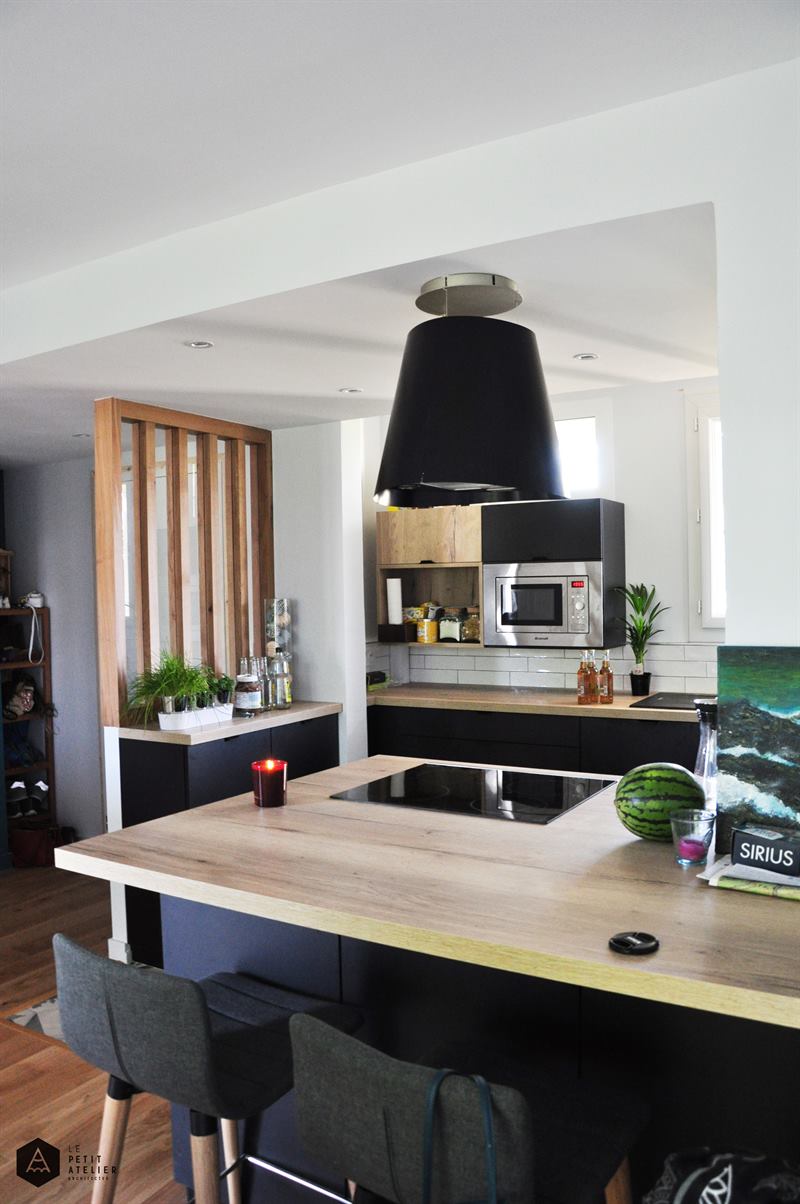 Cuisine de style contemporain bois et noir avec claustra à Rennes | Raison Home - 2