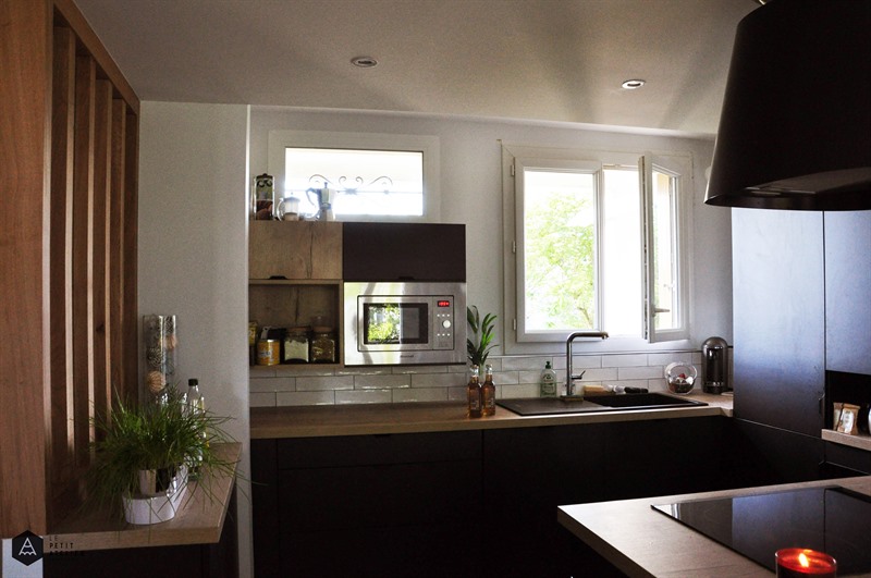 Cuisine de style contemporain bois et noir avec claustra à Rennes | Raison Home - 4