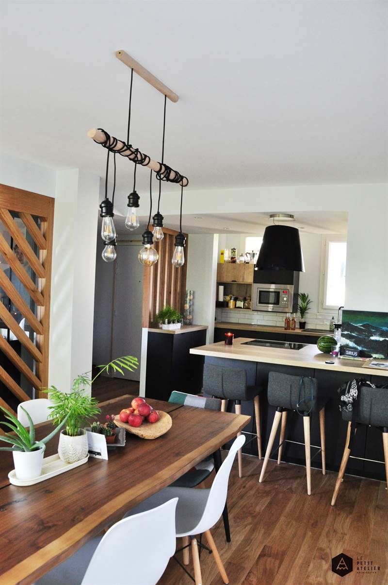 Cuisine de style contemporain bois et noir avec claustra à Rennes | Raison Home - 5
