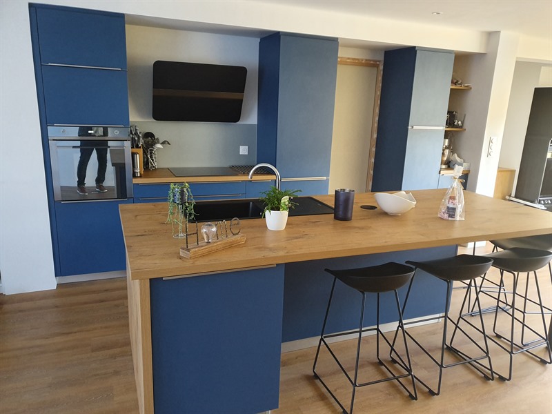 Cuisine ouverte de style contemporain bois et bleu à Rennes | Raison Home - 1