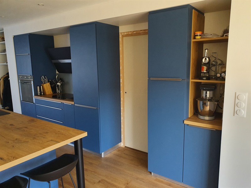 Cuisine ouverte de style contemporain bois et bleu à Rennes | Raison Home - 2