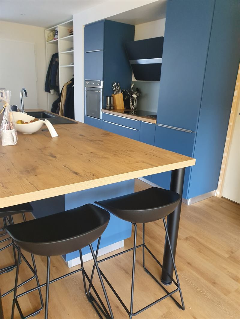 Cuisine ouverte de style contemporain bois et bleu à Rennes | Raison Home - 4