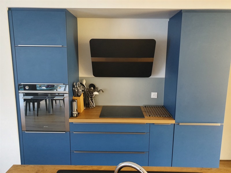 Cuisine ouverte de style contemporain bois et bleu à Rennes | Raison Home - 6