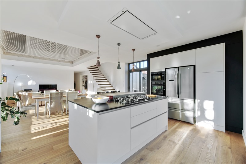 Cuisine ouverte de style contemporain avec îlot bois, noir et blanc à Mortagne-sur-Sèvre | Raison Home - 2