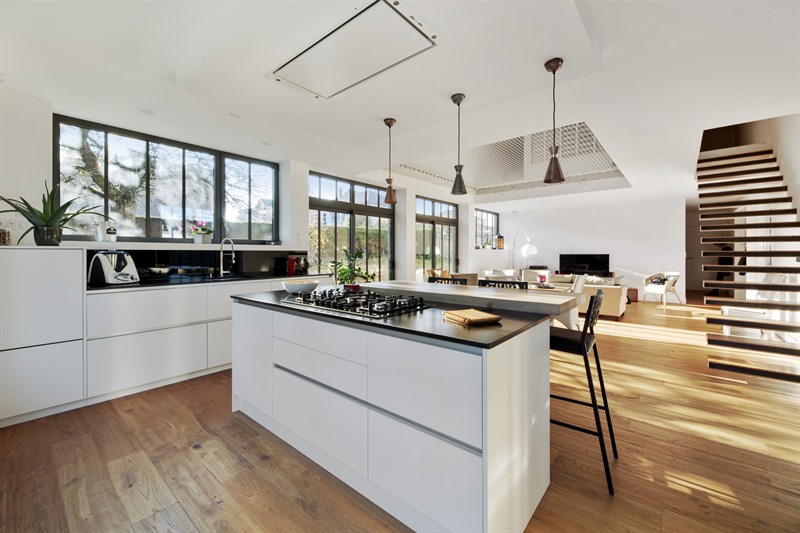 Cuisine ouverte de style contemporain avec îlot bois, noir et blanc à Mortagne-sur-Sèvre | Raison Home - 3