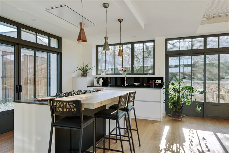 Cuisine ouverte de style contemporain avec îlot bois, noir et blanc à Mortagne-sur-Sèvre | Raison Home - 4