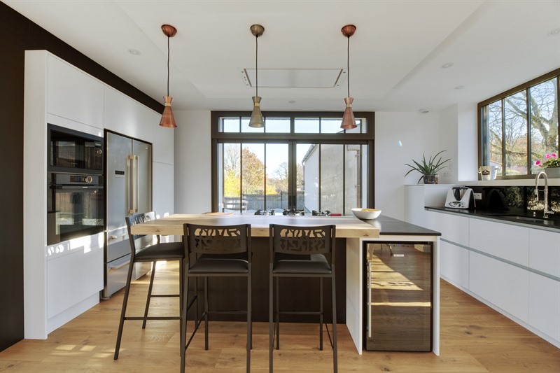 Cuisine ouverte de style contemporain avec îlot bois, noir et blanc à Mortagne-sur-Sèvre | Raison Home - 5