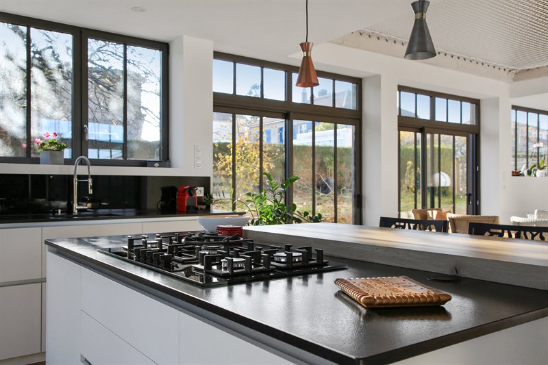 Cuisine ouverte de style contemporain avec îlot bois, noir et blanc à Mortagne-sur-Sèvre | Raison Home - 6