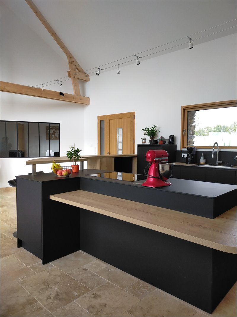 Cuisine ouverte de style moderne bois et noir à Guenrouet | Raison Home - 4