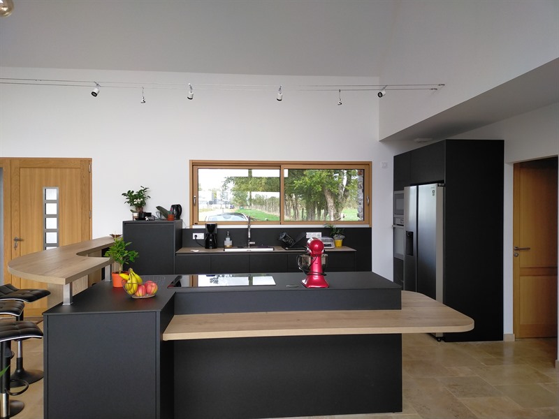 Cuisine ouverte de style moderne bois et noir à Guenrouet | Raison Home - 5