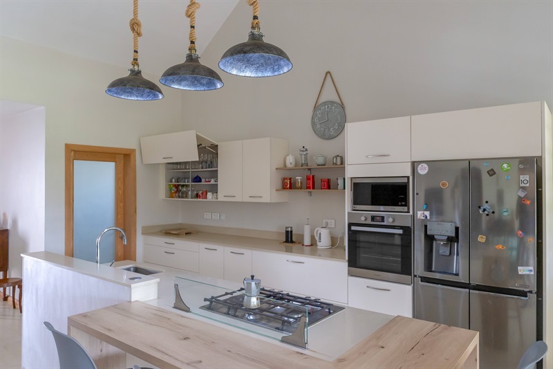 Cuisine ouverte de style contemporain aux tons clairs à l'Ile Maurice | Raison Home - 6