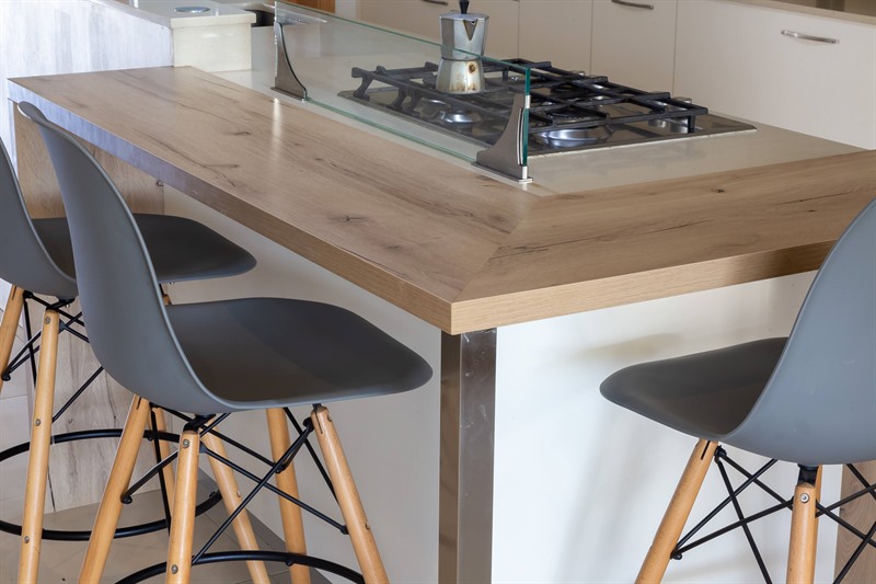 Cuisine ouverte de style contemporain aux tons clairs à l'Ile Maurice | Raison Home - 7