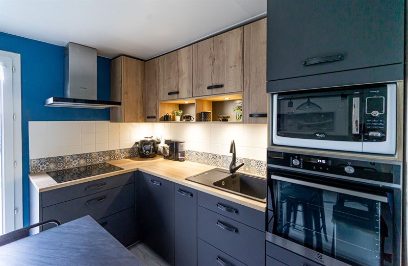 Cuisine ouverte de style contemporain bois et noir à Rethel | Raison Home - 1