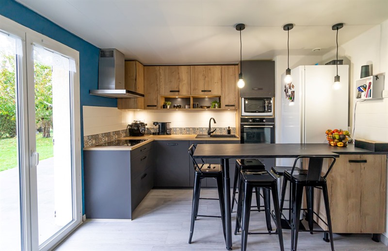 Cuisine ouverte de style contemporain bois et noir à Rethel | Raison Home - 2