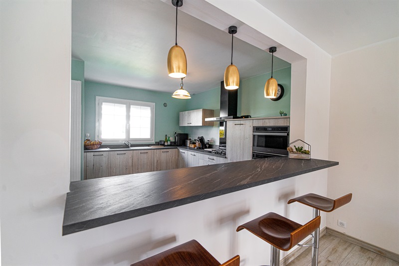 Cuisine fermée de style contemporain bois et noir à Charleville-Mézières | Raison Home - 3