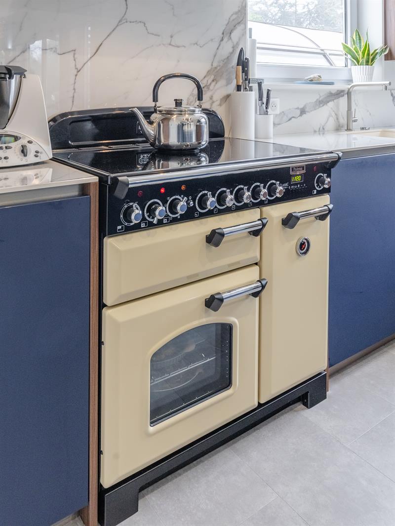 Cuisine contemporaine bois et bleu | Raison Home - 5