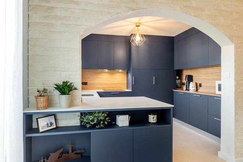 Cuisine ouverte de style moderne bois et bleu à Indre | Raison Home - 1